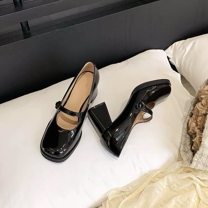 Mrs. Daisy~! New Square Head French Patent Leather One-word Buckle Thick Heel Mary Jane Shoes Girls High Heel Single Shoes