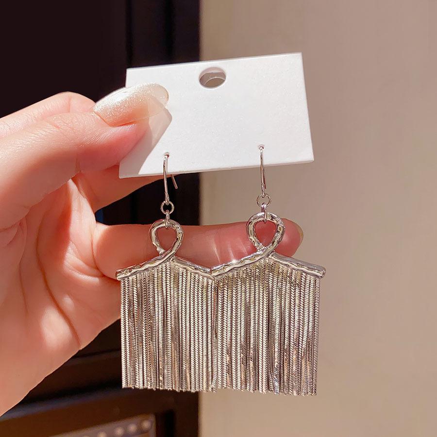 

Преувеличенные длинные серьги с бахромой, модные, простые и роскошные, высококачественные ушные крючки, нишевый темперамент, универсальные и изысканные серьги