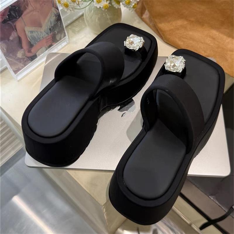 

Niche design thick-soled set of toed rhinestone cool slippers for women s summer wear 2025 new small beach casual sandals 40