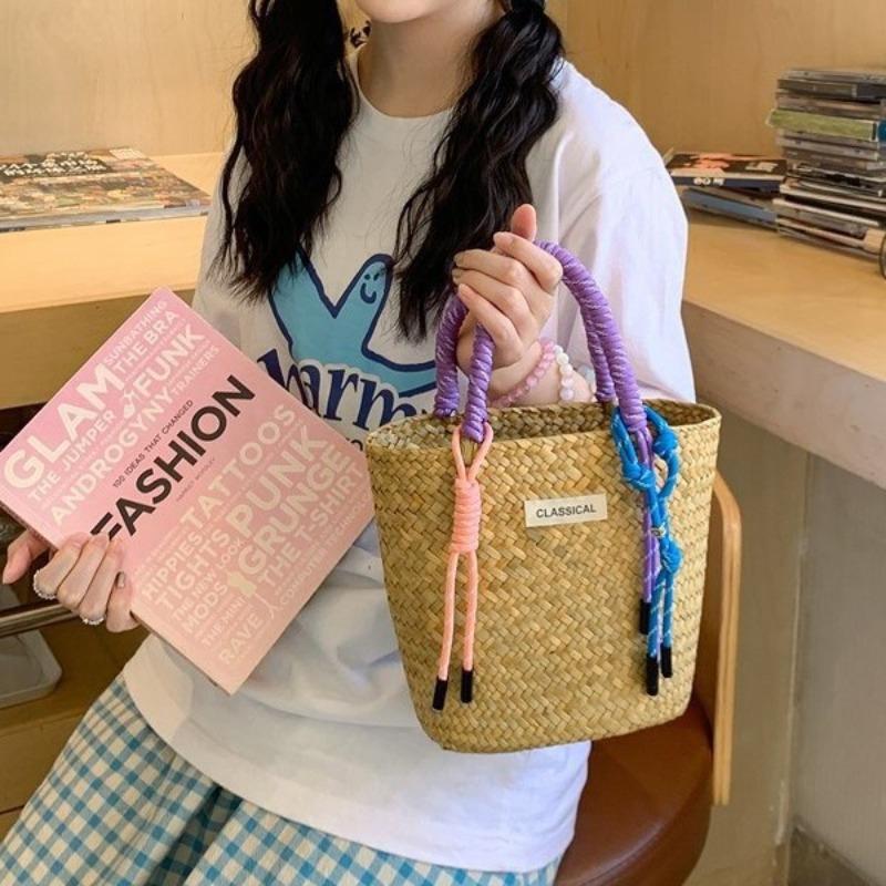 Spring and Summer New Straw Woven Handbags Are Essential for Travel. They Are Fresh, Sweet, Portable, Fashionable, Small and Convenient.