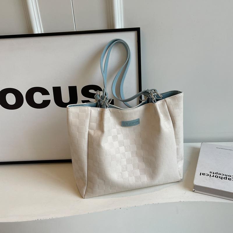 

Large-capacity bag women s 2024 new textured embossed plaid class commuter bag versatile shoulder tote bag