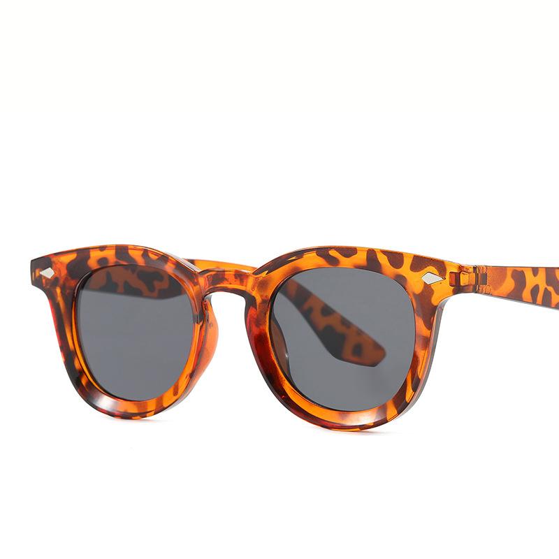 Non-polarized Men Plastic Round Rice Nail Sunglasses Compact and Simple Casual Fashion Style Vintage Punk Shade Rivet Concave Frame Eyewear
