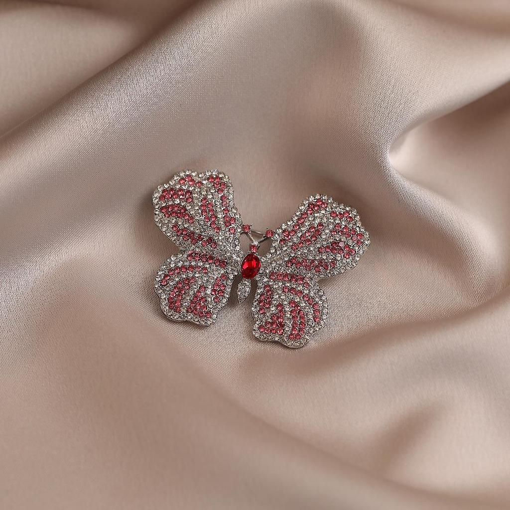 Elegante Schmetterlingsbrosche mit Perle – Damen-Modeschmuck-Anstecknadel von hoher Qualität