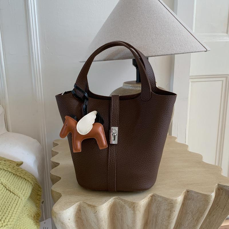 

Модная сумка-ведро в виде овощной корзины, Высокий уровень внешнего вида, Сумка на одно плечо, Простая и нишевая сумка кроссбоди With pendant кофейный