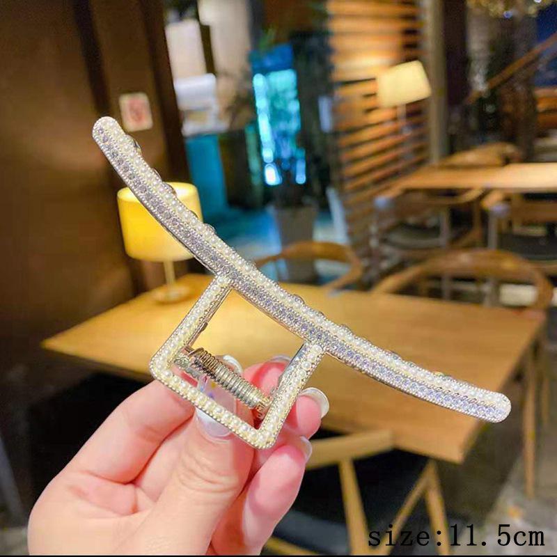 Shark Clip 2022: Fashionable Butterfly Hair Claw, Elegant Large Floral Design for Ponytail and Back of Head Styling