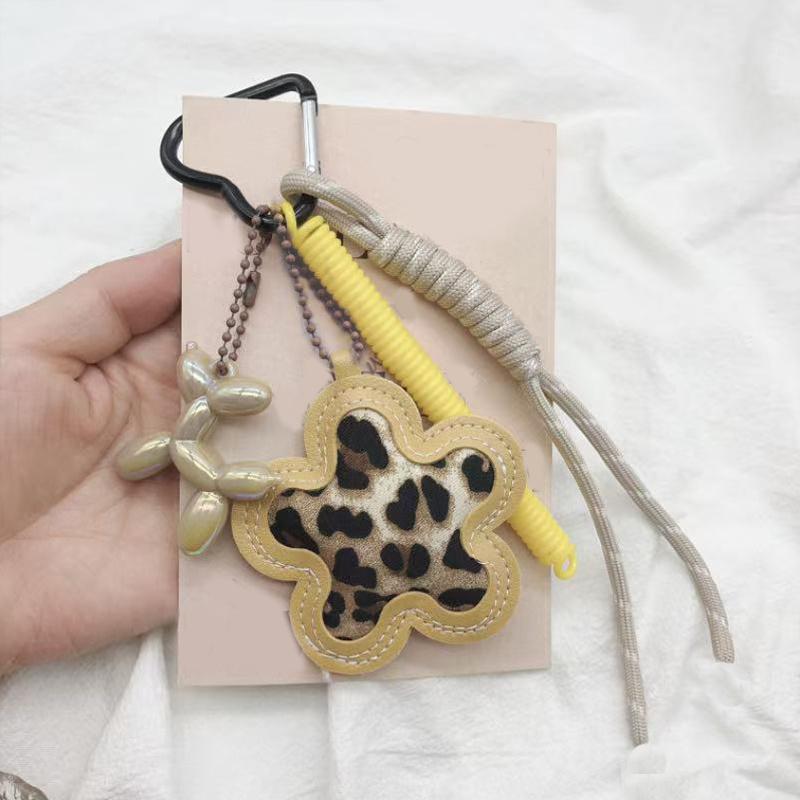 Kreativ flätad repbagagehänge Elegant mångsidigt croissant-hänge Ryggsäckshänge med leopardmönster och blomma