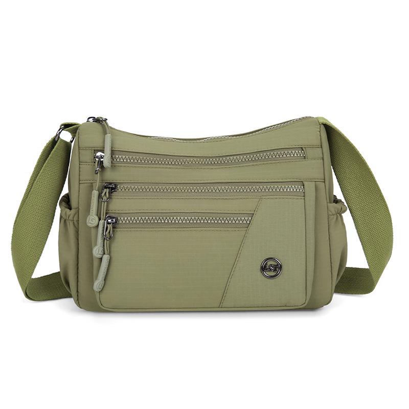 Die trendige Damentasche dieses Jahres ist eine vielseitige Umhängetasche, lässige Schultertasche, schicke kleine quadratische Tasche und ein Rucksack mit mehreren Fächern.