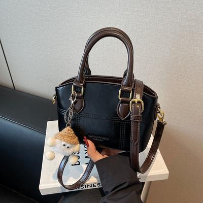 A Stylish and Versatile Single-shoulder Crossbody Bag with Contrasting Colors