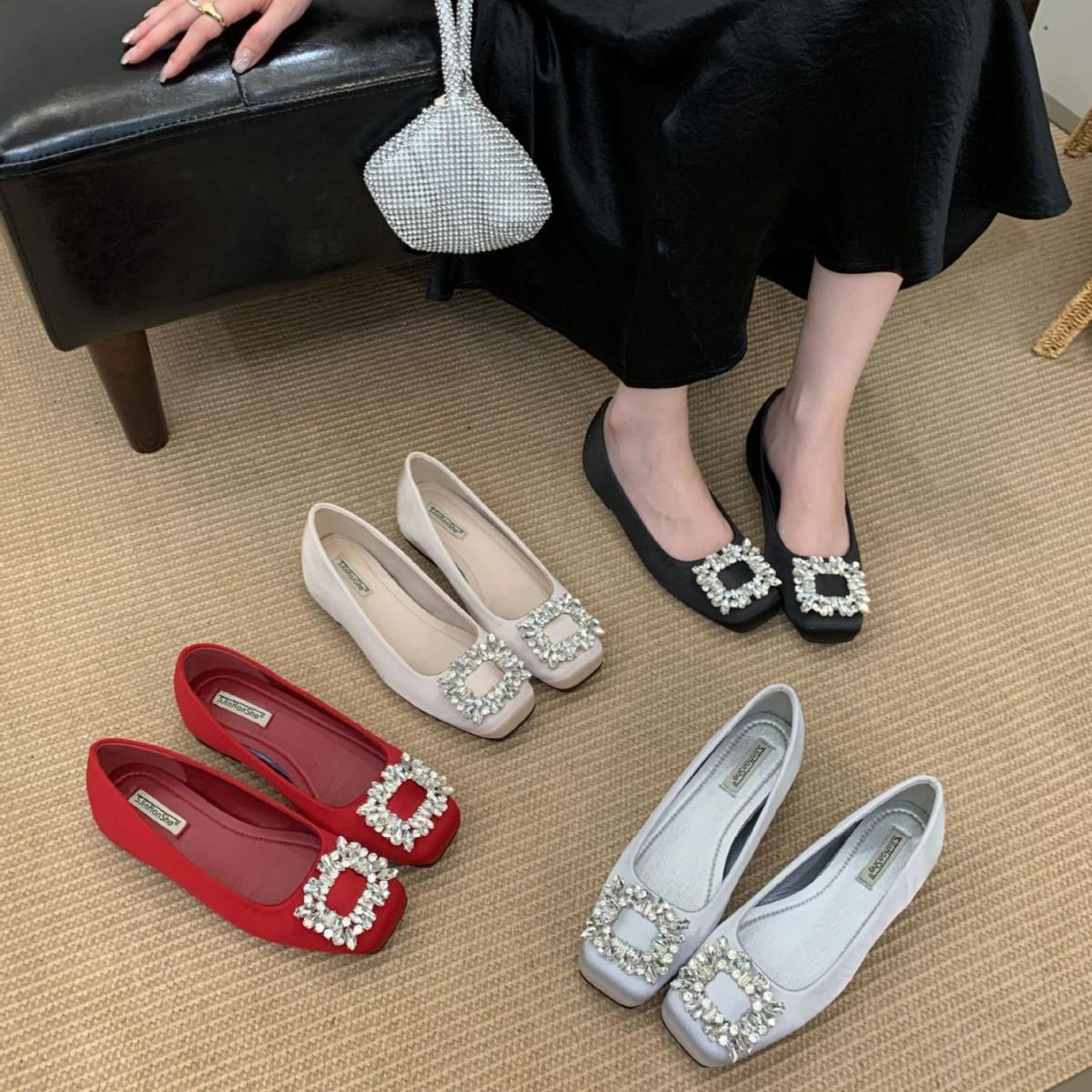 

Single shoes women s autumn model 2025 new model with skirt square head fairy style grandma shoes one pedal flat beanie shoes women 39 червоний