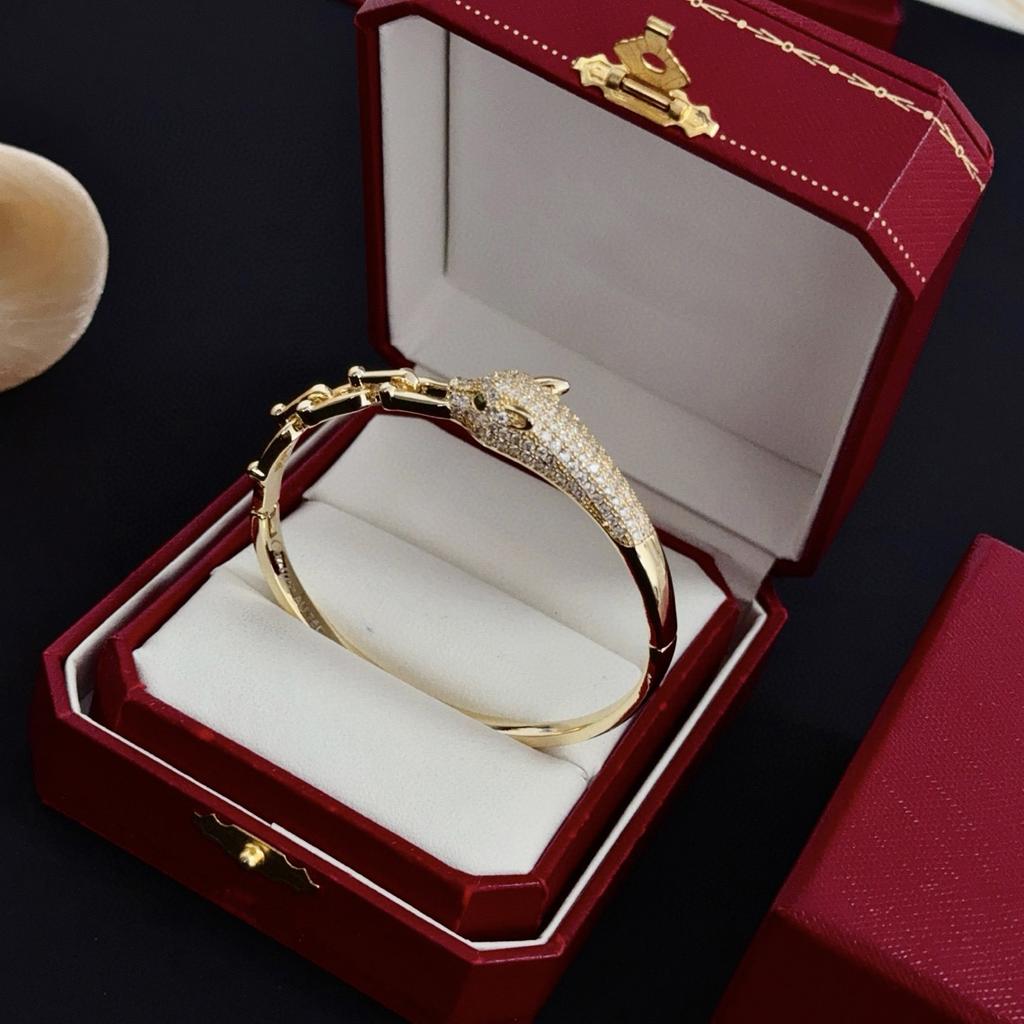 Leopard head diamond-encrusted bracelet with interconnected ends perfect for gifting and everyday wear, made of hypoallergenic material