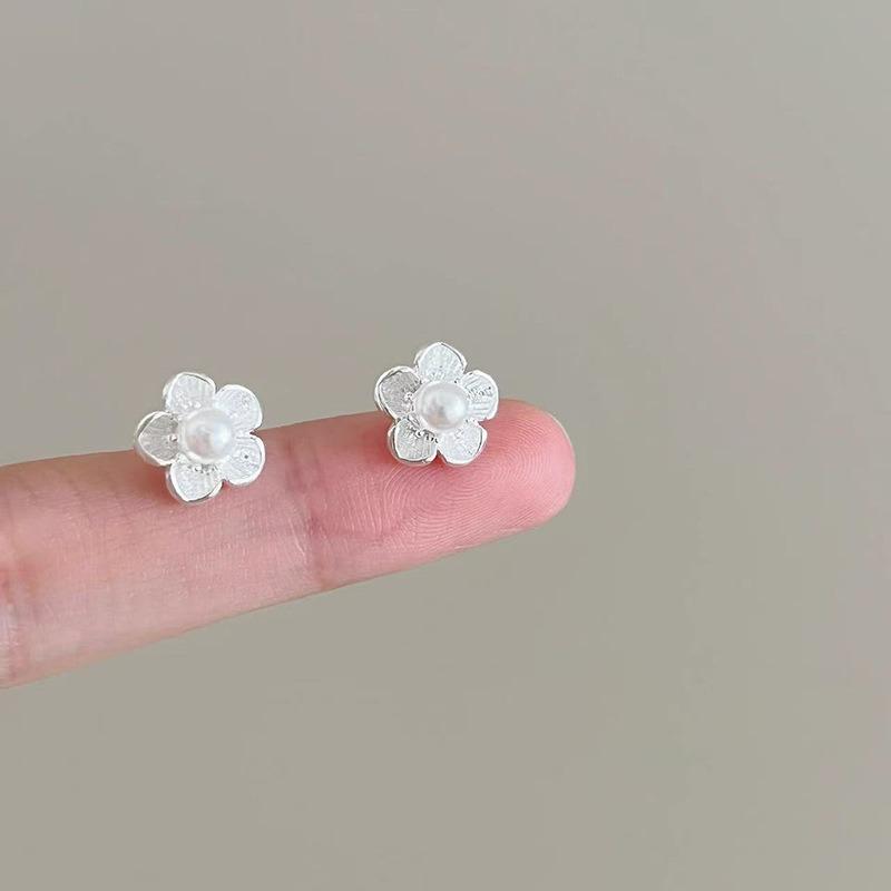 Raising Ear Holes, Small Stud Earrings for Women, Simple, Sweet, Small and Fresh Earrings, Niche Design, Versatile Earrings