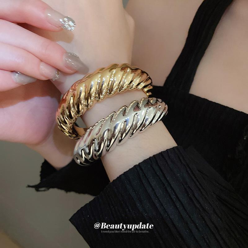 European and American Niche Irregular Bangle: High-End Fashion Design Bracelet for a Unique, Stylish Look