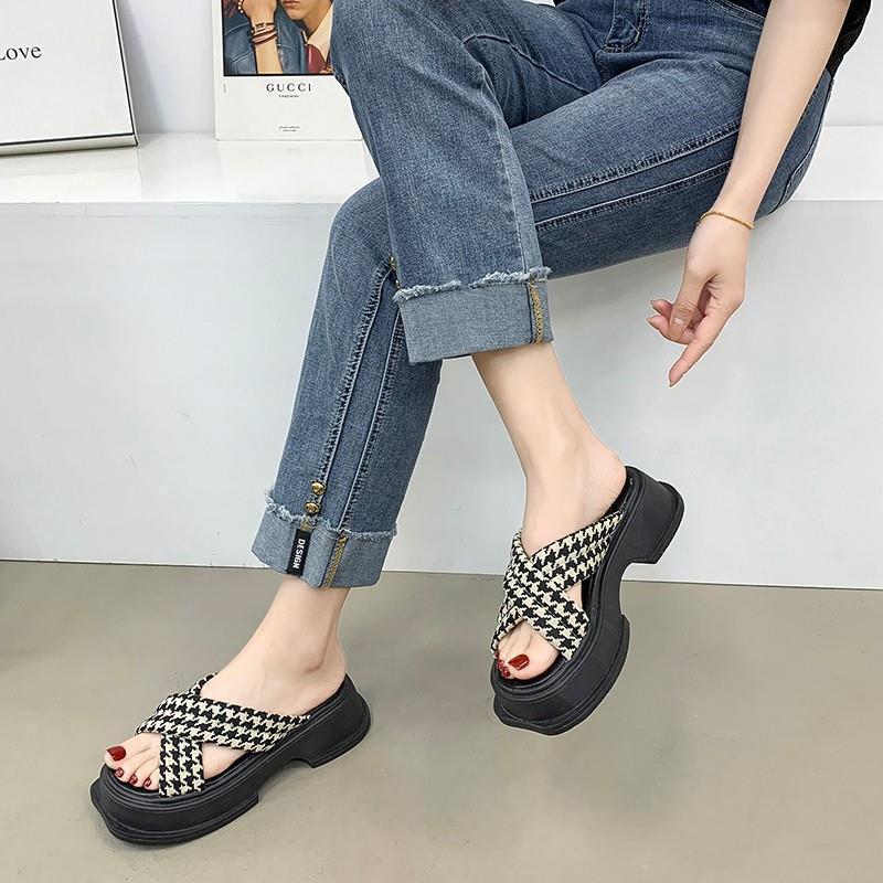 Fashion Fashion New Summer Cross Strap Beach Shoes for Casual, Fashionable, Comfortable and Versatile Thick-soled Sandals and Slippers
