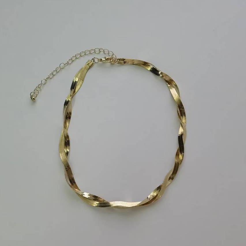 Europäischer & Amerikanischer Stil K-Gold Titanstahl Kreuz Halskette - Trendiges Kaltes Stil Schlüsselbein-Accessoire für Frauen