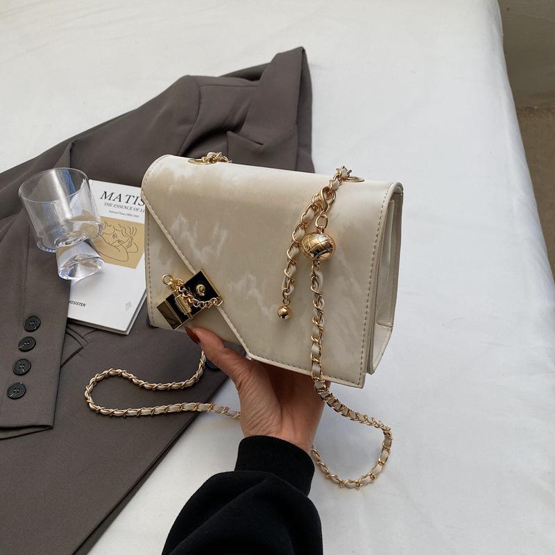 

Korean version of fashionable solid color chain small bag women s 2025 spring new versatile simple messenger small square bag