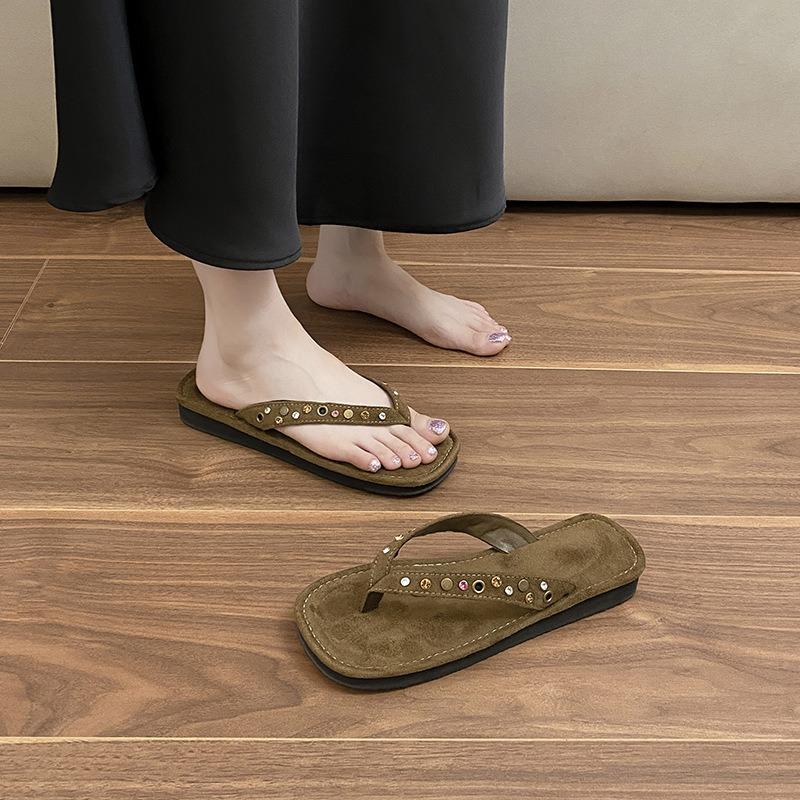 Niche design retro riveted flip-flops women's summer wear casual beach shoes pinch feet cool slippers