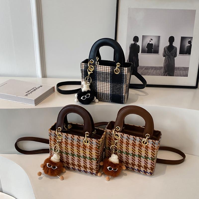 Jesienna i zimowa niszowa wełniana mała torba, prosta i wszechstronna torba na ramię na jedno ramię, torba retro w kratę księżnej Diany