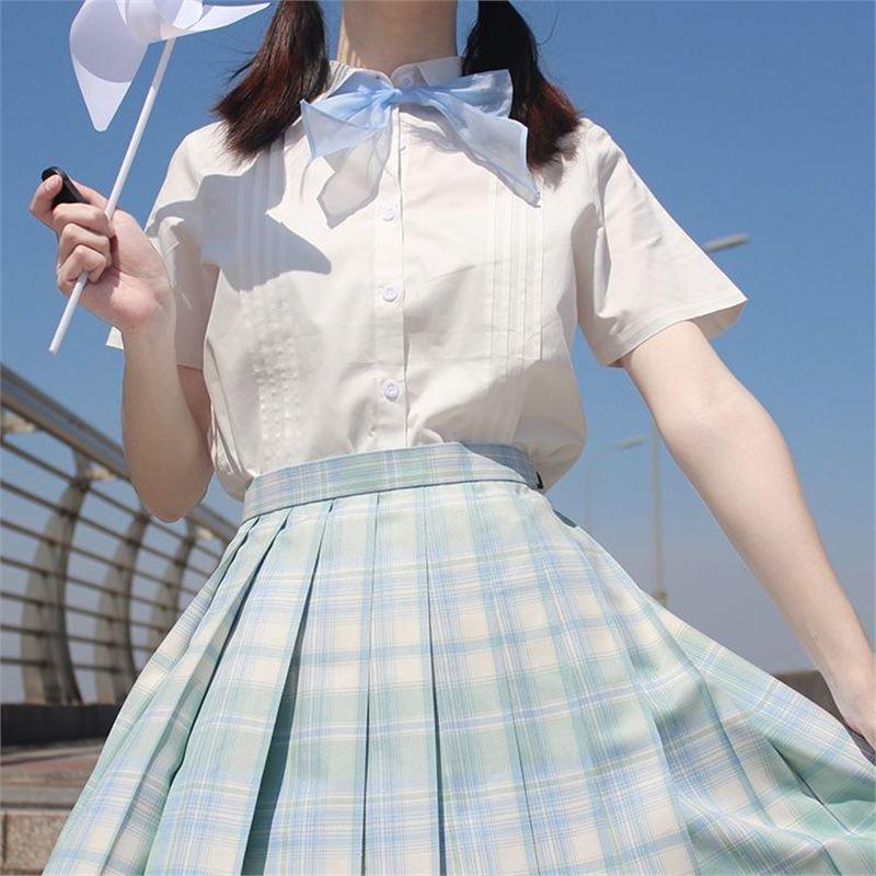 

Элегантная рубашка с коротким рукавом и плиссировкой «аккордеон» - молочно-белая, лето 2024 S