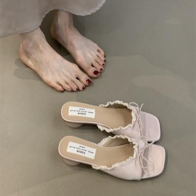 Mode Keilabsatz Ein-Wort-Sandalen Damen 2025 Sommer neu Schleife Dickabsatz Mittelhoch sanfter Wind mit Rock Slipper