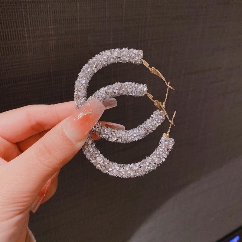 

Новые модные большие серьги-кольца с темпераментом