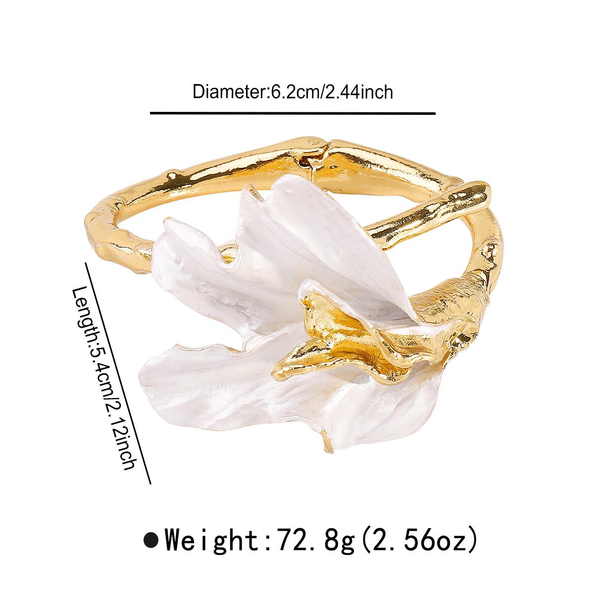 

Retro Niche Exaggerated White Flower Enamel Glaze Bracelet, Fashionable Light Luxury Temperament Jewelry золотой