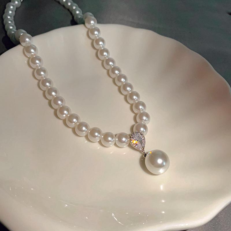 Fashion versatile color matching pearl necklace retro niche high-end sense collarbone chain personality light luxury design sense necklace women