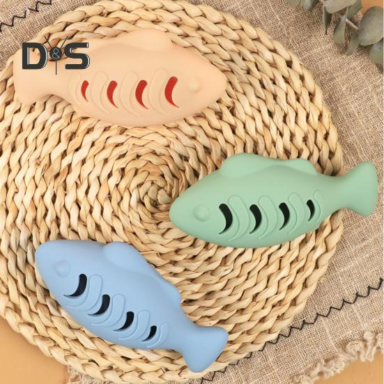 Silikonová ryba hračka pro kočky s kuličkami šanty kočičí, odolná proti kousání, hračka na čištění zubů pro kočky žijící v bytě, interaktivní rybí panenka pro zmírnění nudy