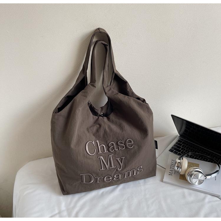 

Korean version of casual lazy wind large-capacity underarm bag women s 2025 summer new letter embroidered tote canvas bag серый