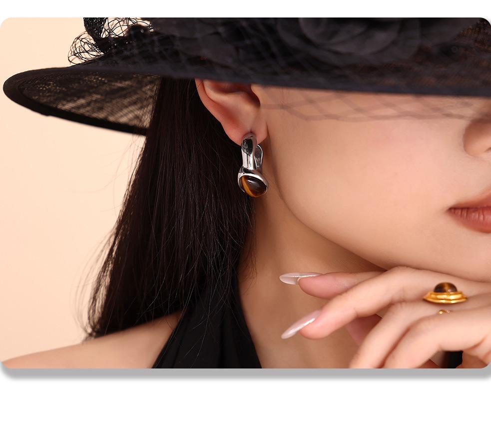 Retro Europäische & Amerikanische C-förmige Tigeraugenstein-Ohrringe mit Edelstahlring, PVD-beschichteter Schmuck.