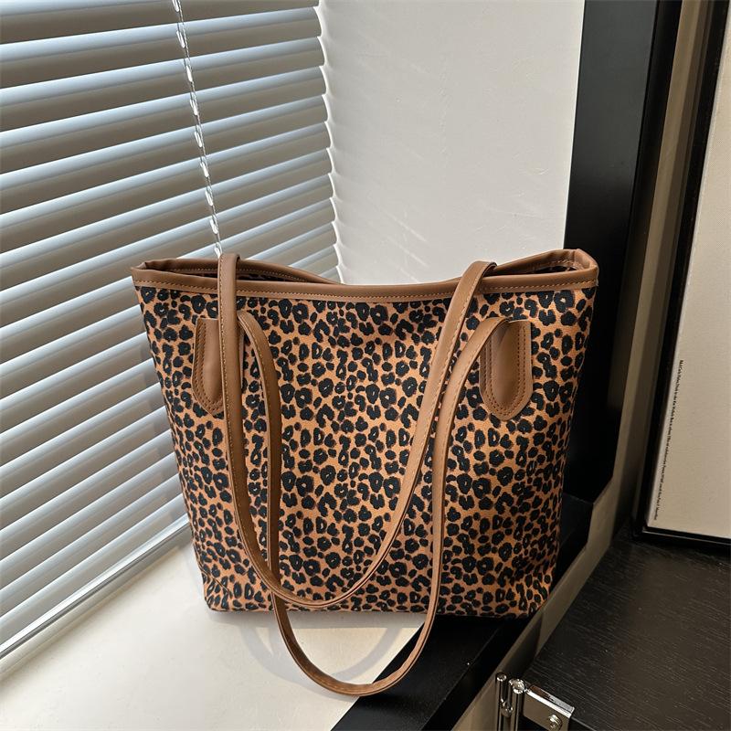 

Leopard print bag women 2025 large capacity new commuter shoulder bag French niche retro fashion tote bag коричневий