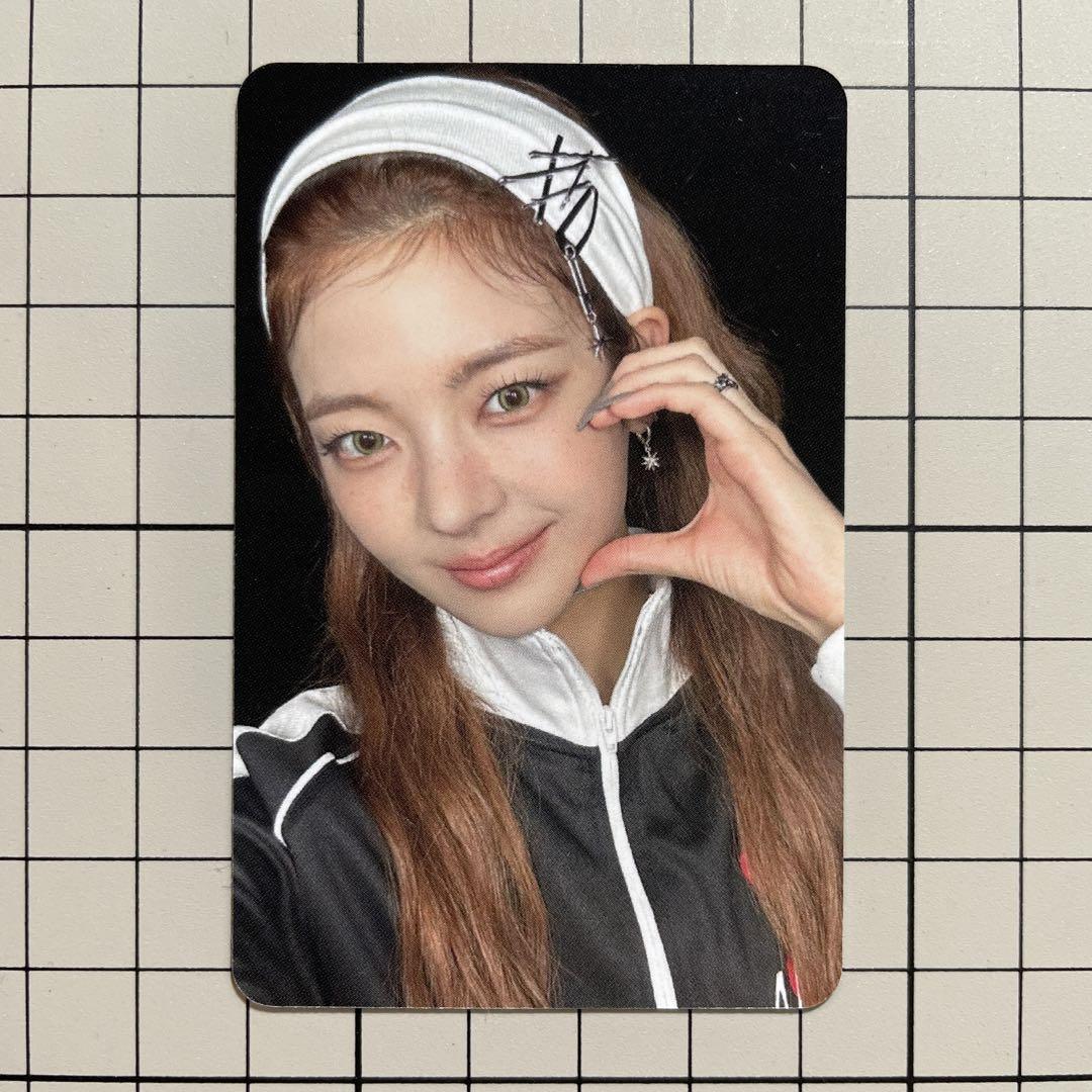 

[USED] ITZY GOLD Star River Phone Box Rear Trading Card