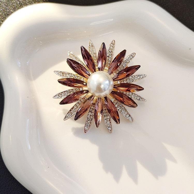 High-End Light Luxury Flower Brooch Female Heavy Industry Design Sense Animal Brooch Diamond Corsage Coat Clothing Accessories