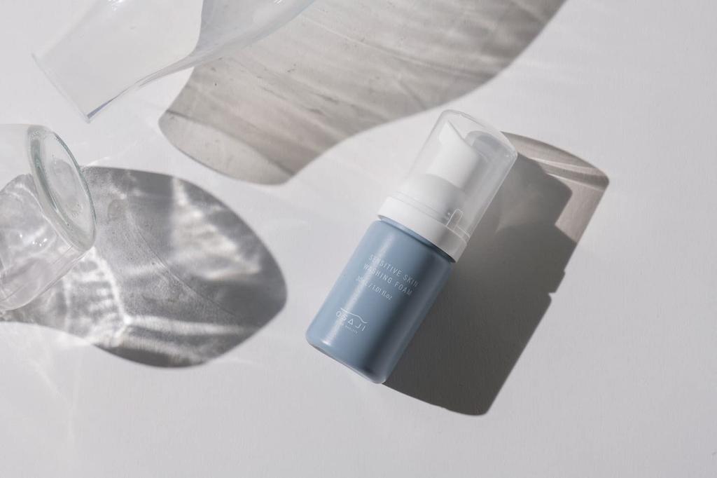 Osaji Sensitive Skin Trial Set je řada péče o pleť navržená k prevenci suchosti a citlivosti, která co nejvíce eliminuje dráždivé složky jako čisticí pleťové mléko.
