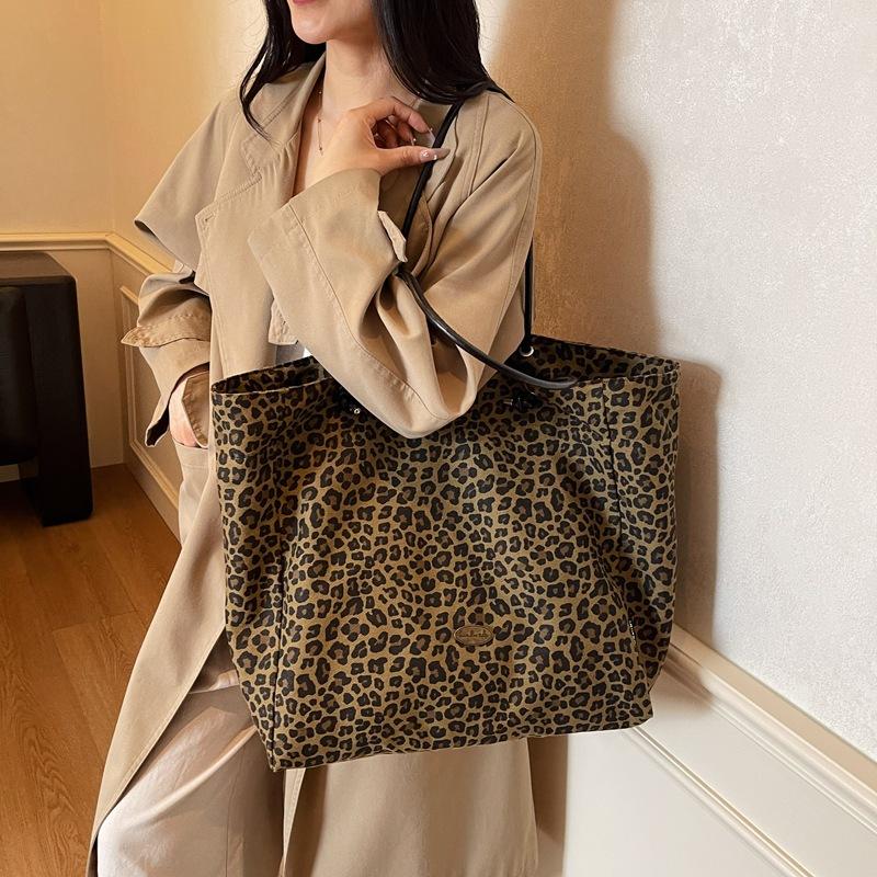 2025 Autumn New Leopard Print Commuter Large Capacity Tote Bag Women's Canvas Bag Retro Niche Design Shoulder Bag