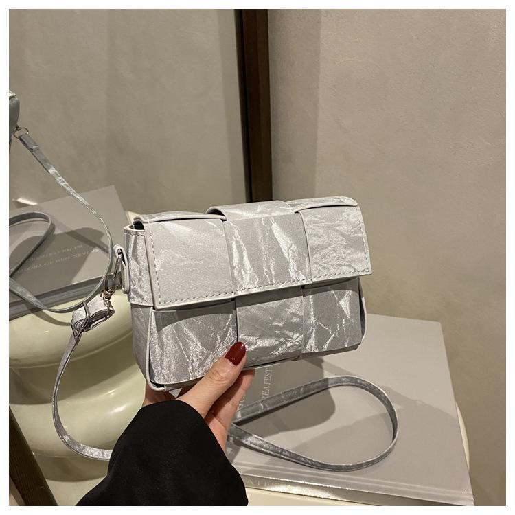 

Женская сумка 2025 новая модная высококлассная модная универсальная на плечо сумка-мессенджер осень и зима плетеная портативная маленькая квадратная сумка серебряный