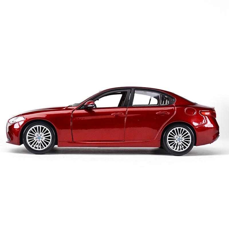 Bburago 1:24 Alfa Romeo Giulia Sports Car Static Die Cast Vehicles Collectible Model Car Toys Bvn123