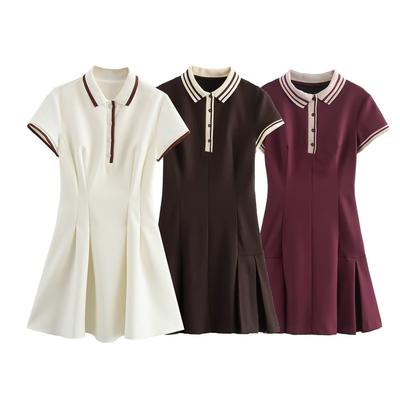 Vestido de manga corta con cuello, línea A, botones en la parte delantera y falda plisada