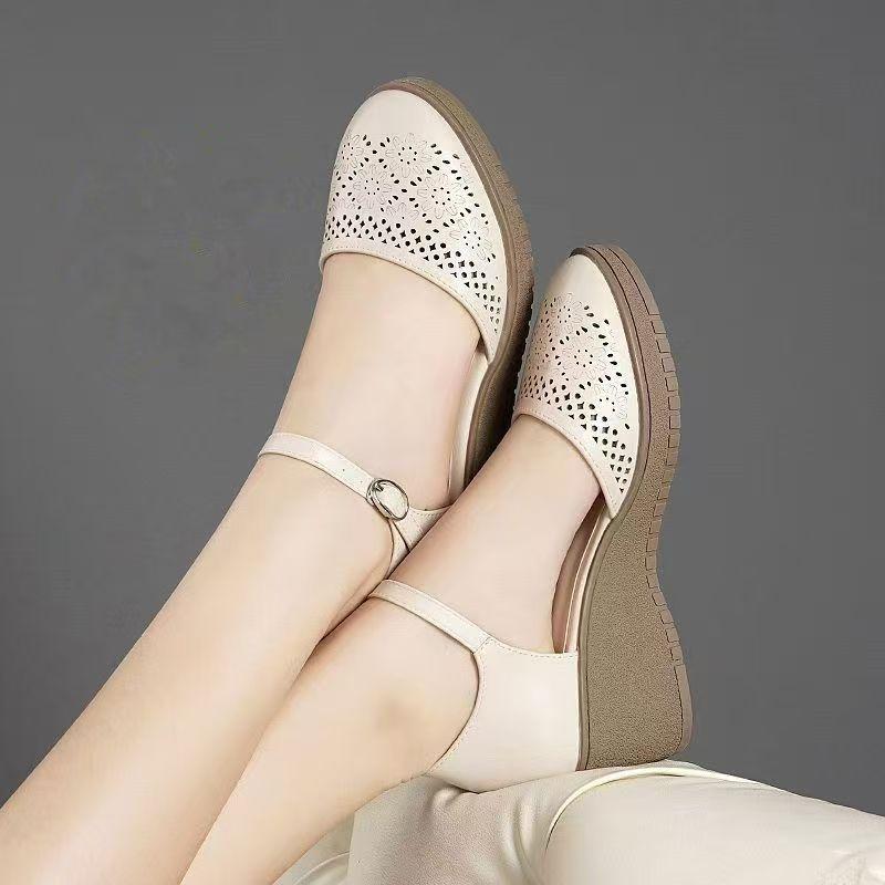 

Мама среднего возраста носит модные туфли-лодочки на одной пуговице, высококачественную офисную обувь, кожаные туфли, модные мягкие дышащие весенне-летние сандалии 40