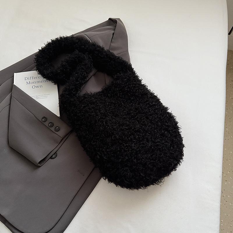 

Осень 2025 новая плюшевая сумка через плечо трендовая модная простая сумочка большая вместимость повседневная студенческая сумка-мессенджер сумка чёрный