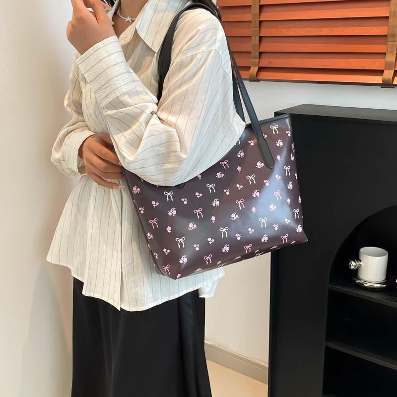 The new beautiful and fresh summer popular versatile large-capacity students commute to class versatile portable shoulder armpit bag