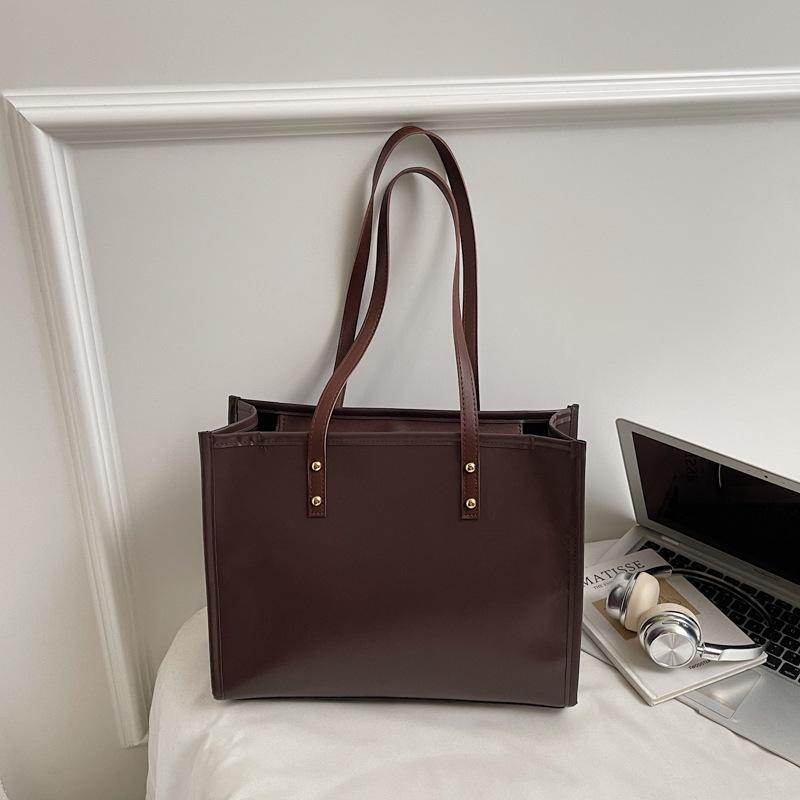 

Large capacity retro commuter tote bag women s autumn and winter 2025 new high-end atmospheric fashion shoulder bag темно-коричневого