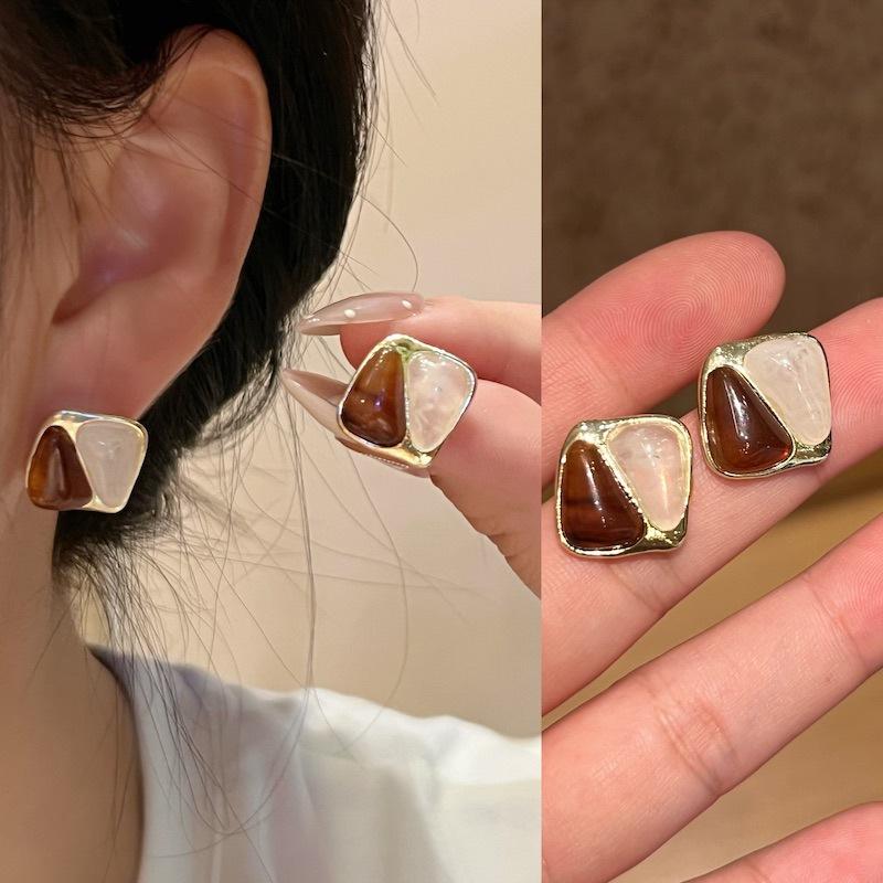 New Brown Beige Square Women's Stud Earrings Imitaiton Stone Exquisite Small Earrings for Girls Unusual Ear Jewelry