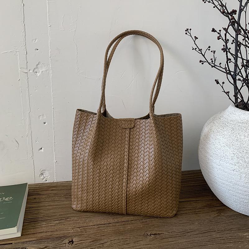 Retro Woven Bag Women's Large Capacity 2025 New Autumn and Winter Versatile Shoulder Bag Texture Commuter Tote Bag