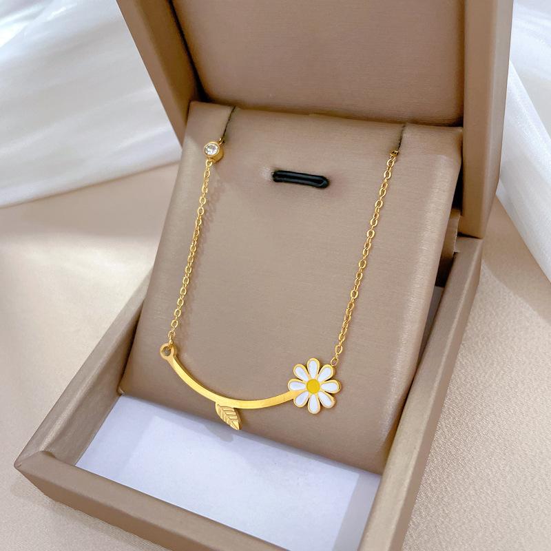 Titanium Steel Leaf Flower Minimalist Stove Real Gold Necklace Female Collarbone Chain Accessories