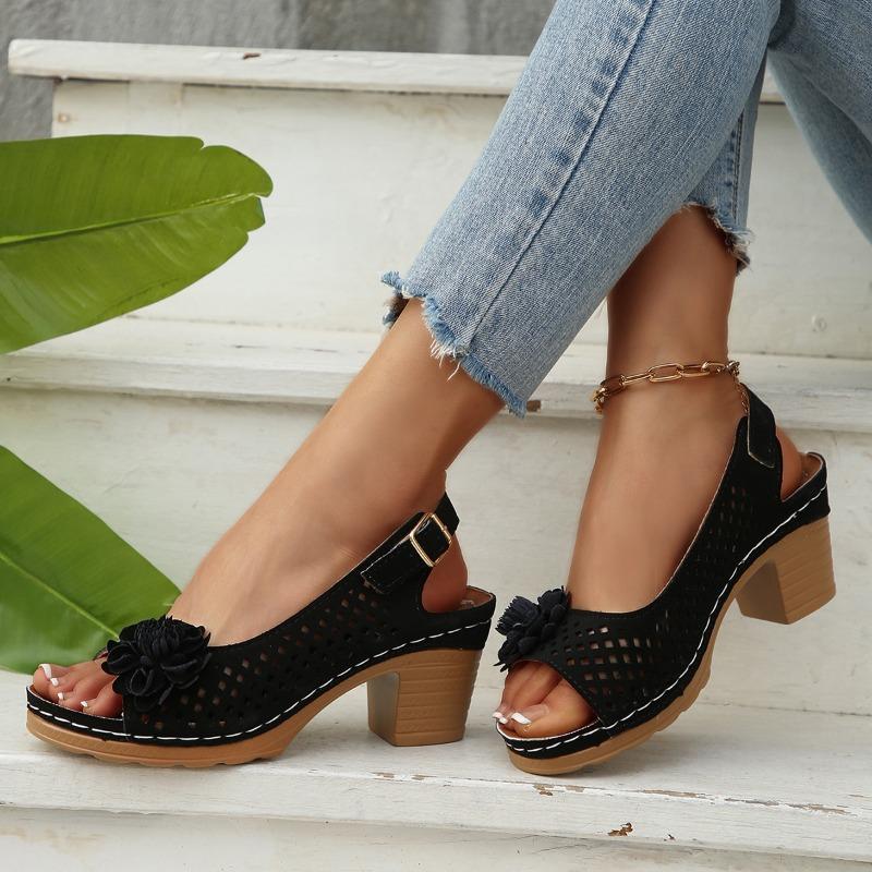 Sandálias de Salto Alto Espessas Florais da Moda para Mulheres Verão 2026 Tira Vazada Tamanho Grande Sapatos Femininos Sandálias de Plataforma de Deslizar