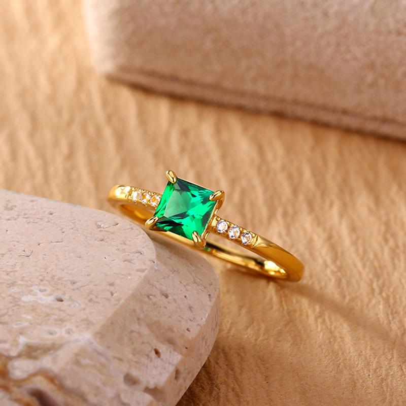 Elegant Japanese-Style Emerald Ring: Simple, Fresh, and Flexible Design