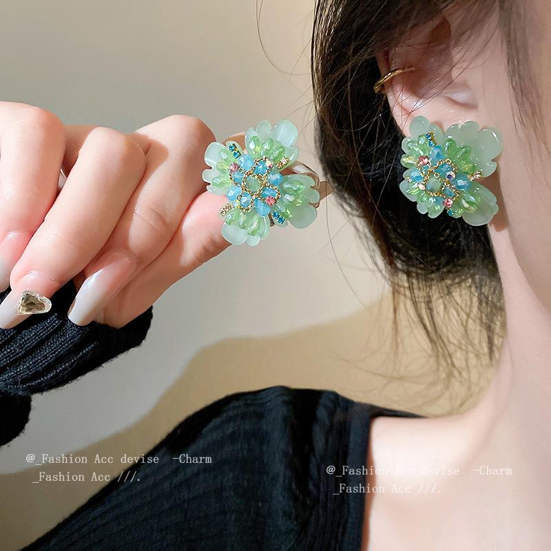 Diamond-set crystal flower earrings, niche temperament, high-end earrings, light luxury and versatile earrings wholesale
