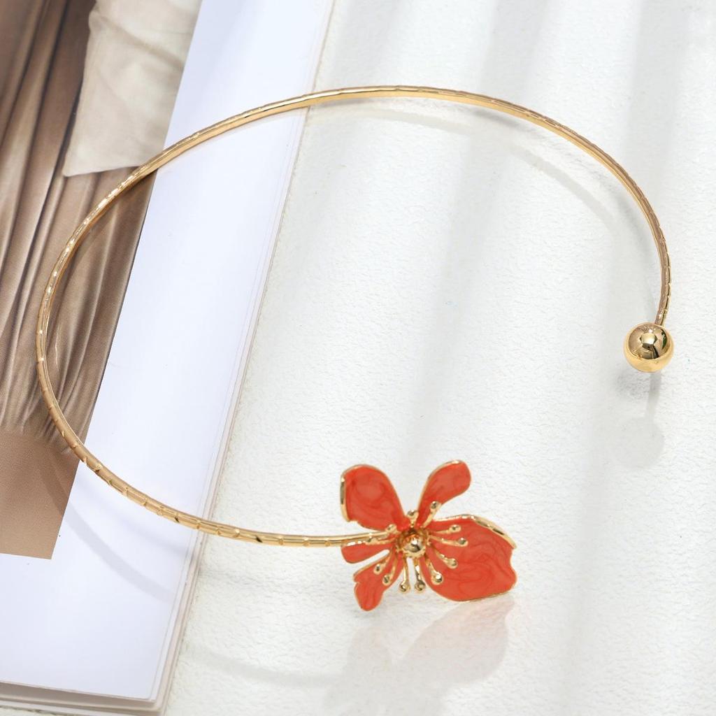 Retro Metal Flower Choker Necklace for Women – Light Luxury Fashion Accessory