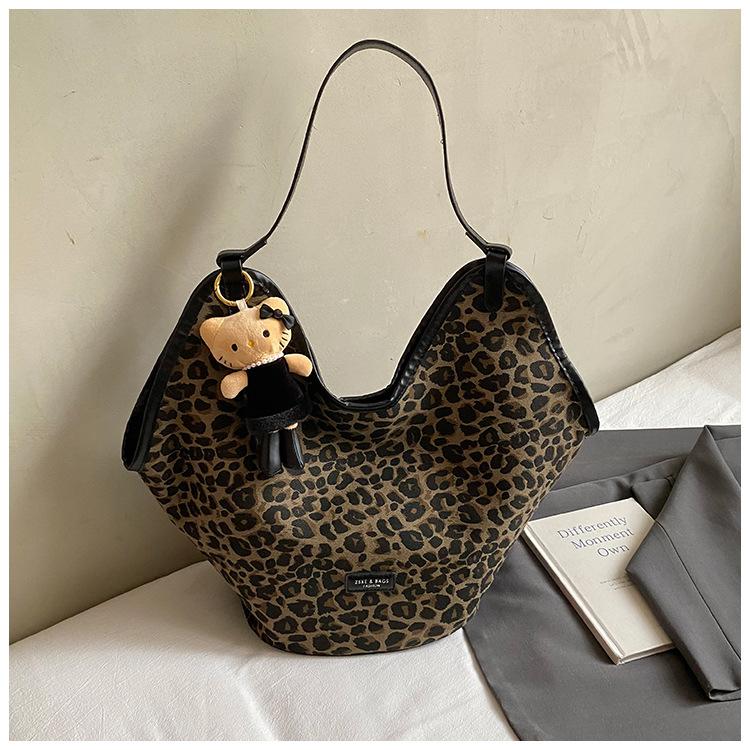

Tote s New Women s Autumn Retro Large-capacity Single-shoulder Bag, A Commuting Bag and A Retro Fashion Bag With pendant