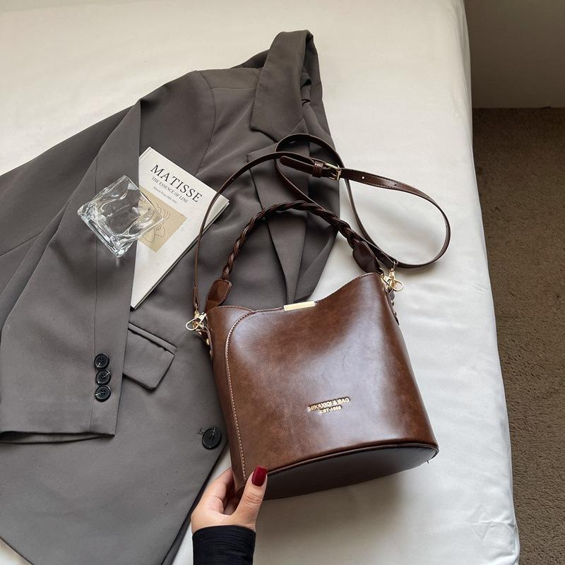 Premium sense hand bag women's 2025 new trendy fashion going out shoulder bag casual messenger bucket bag